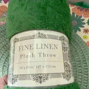 Fine Linen brand plush throw 50”x60”100% polyester machine washable